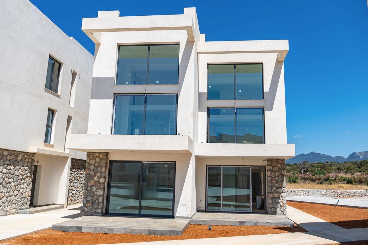 Апартаменты-пентхаус лофт 1+1 в Salos Beach