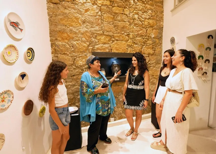 Выставка «Истории из земли» открылась в книжном магазине  Rüstem