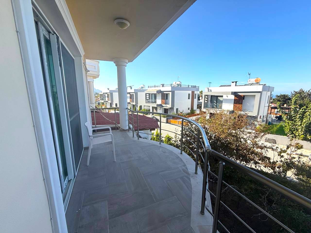 Аренда просторной виллы 4+1 в Алсанджаке