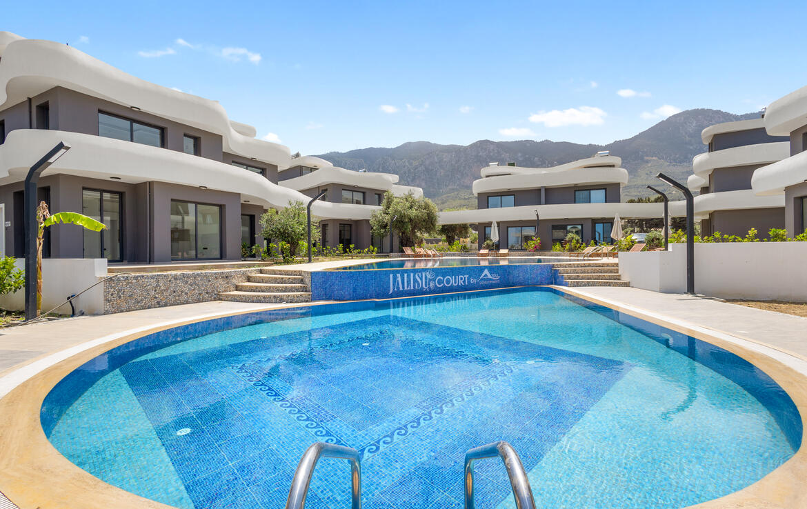 Проект JALISU (или OLIVE GARDEN) расположен в спокойном, уютном и живописном месте, Северного Кипра, посреди оливковых деревьев, всего в 500 метрах от моря, в городке под названием Лапта. 