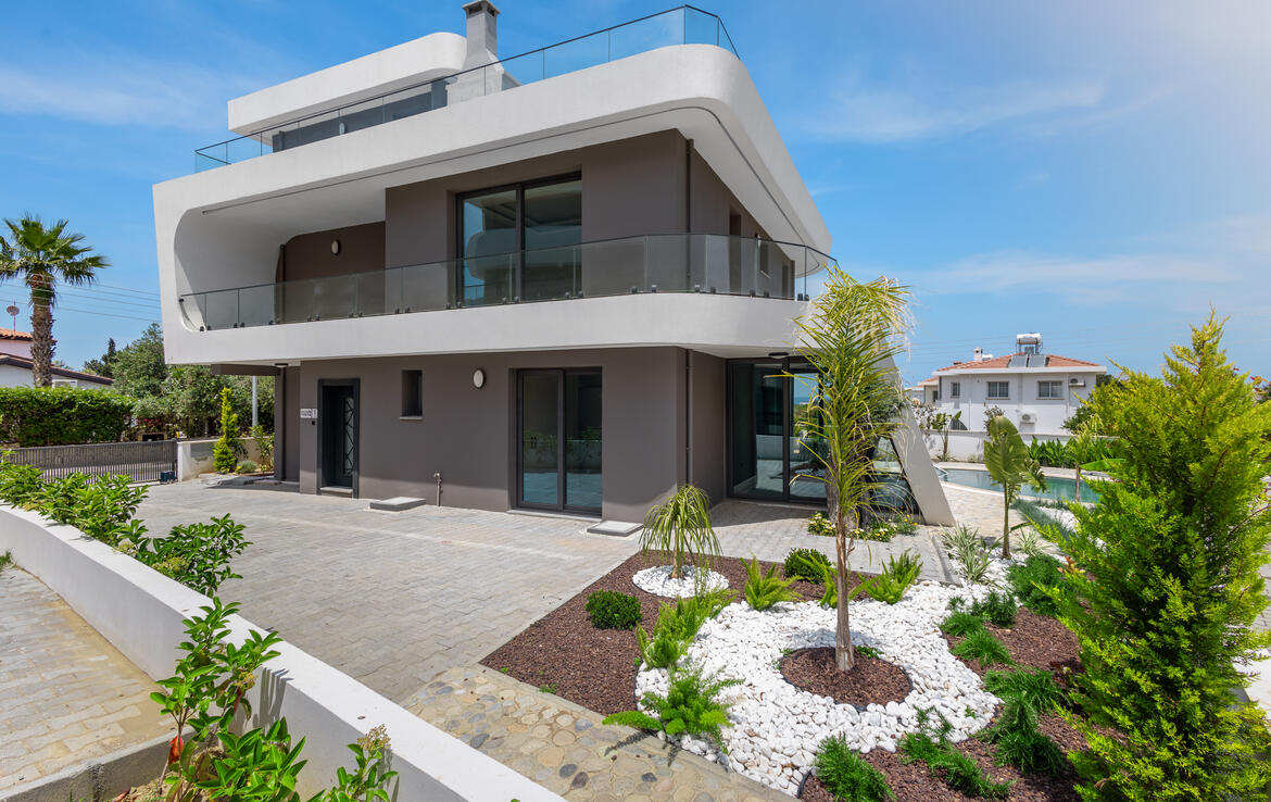 Проект JALISU (или OLIVE GARDEN) расположен в спокойном, уютном и живописном месте, Северного Кипра, посреди оливковых деревьев, всего в 500 метрах от моря, в городке под названием Лапта. 